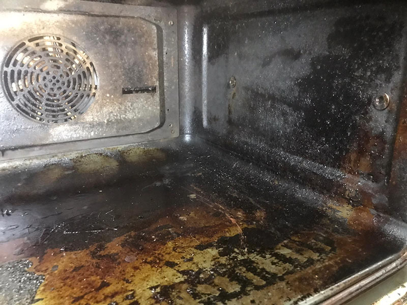 Oven cleaning in action